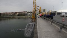 Una gr�as-ascensor permite a los t�cnicos extraer datos para conocer el estado actual del puente del Pasaje . 