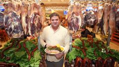 Juanjo Garc�a, rodeado del excelso material que tiene en O Churrasco de Rubi�ns