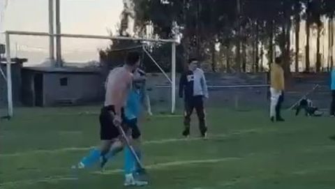 Una imagen del campo, con el partido ya terminado. Un jugador porta un palo