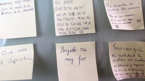 Post-its con comentarios de los visitantes