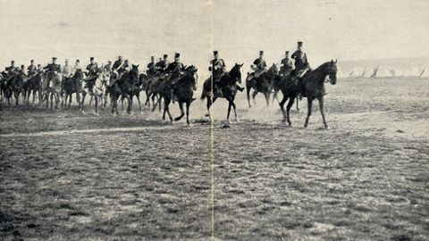 El rey Alfonso XIII a caballo, encabezando el cuartel general
