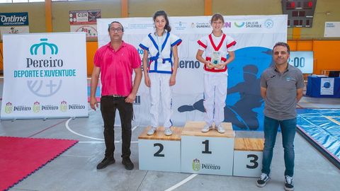 Clara Almuíña, en lo alto del podio de O Pereiro