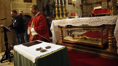 Imposici�n de medallas a tres nuevos cofrades en la iglesia de Santa Mar�a A Antiga do Carami�al