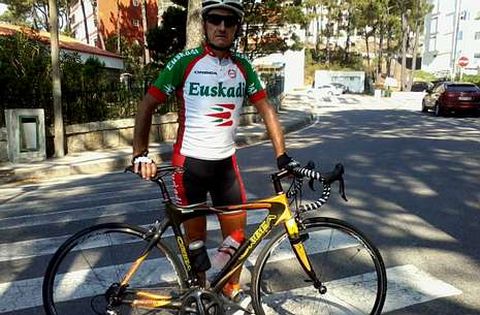 Este turista vasco, enamorado de Galicia, se recorre a diario la comarca en bicicleta.