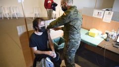 Los militares tambi�n est�n reforzando la vacunaci�n contra el covid en el edificio administrativo de la Xunta en Pontevedra