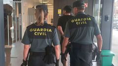 La Guardia Civil trasladando al arrestado