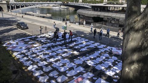 Chefs franceses colocan sus chaquetillas a orillas del Sena en una acci�n de protesta por el cierre de los locales de hosteler�a en el pa�s