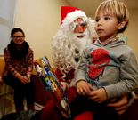 Los ni�os de Vimianzo recibieron al Apalpador y, los de Seaia, en Malpica, a Pap� Noel.