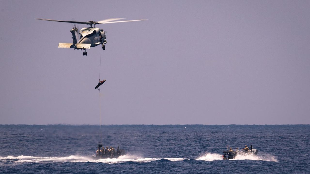 Dos helicópteros de la Armada, de maniobras en Galicia, sobrevuelan Carballo