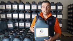 Roberto Recarey, de Collecting Oil, con una botella como la que han repartido por los domicilios