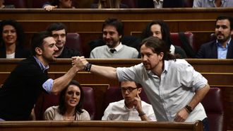 Pablo Iglesias saluda a Ram�n Espinar en una imagen de archivo