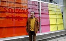 El propietario de Follas Novas, junto al escaparate roto.