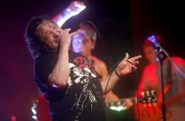 Riff Raff tuvo que versionar a AC/DC en el interior y ante un p�blico sentado en butacas. 