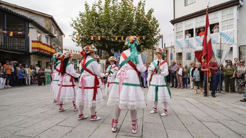 Danzantes de Vilanova dos Infantes interprentan su danza gremial ante la Virgen del Cristal