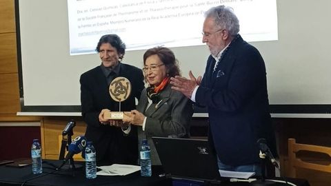 Carlos Rodr�guez, Marita Souto y Miguel Santalices, en la entrega a la doctora del Torques de Honra 2025 que concede del Centro de Estudos Chamoso Lamas.