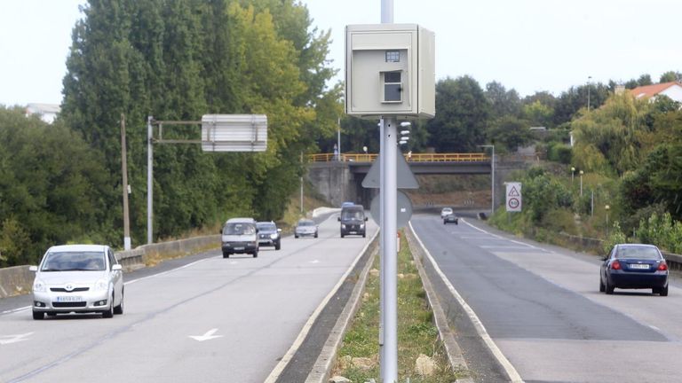 Radar fijo de control de velocidad en carretera