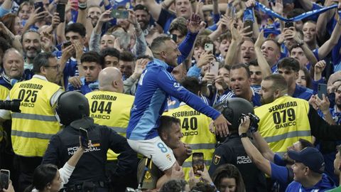 El centrocampista del Oviedo Santi Cazorla celebra con la afición el ascenso a Primera División