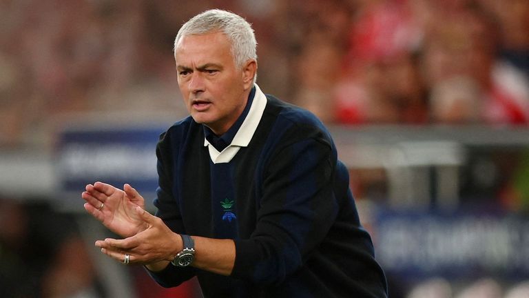 Jos� Mourinho dando indicaciones durante un partido del Benfica