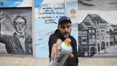 Cami, frente a uno de los murales de la calle Camino Caneiro