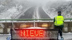 Imagen de la autov�a A-52, a al altura de A Gudi�a, durante la nevada de este jueves 