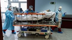 Sanitarios trasladan a un paciente covid en el Hospital Universitario Nuestra Se�ora de La Candelaria, en Santa Cruz de Tenerife
