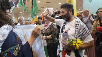  El activista hispanopalestino Saif Abukeshek, a su llegada al aeropuerto de Barcelona