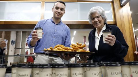 Ibai Castieiras y sor Alicia Lourido, el da de la accin solidaria de la churrera La Quinta.