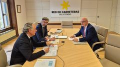 El subdelegado del Gobierno, a la derecha, en su reunin en Madrid.