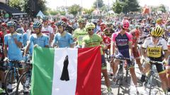 En la salida se guard� un minuto de silencio por las v�ctimas del terremoto en el centro de Italia