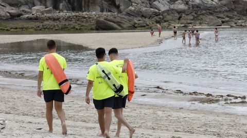 Socorristas en la playa de O Torno (San Cibrao), el verano pasado