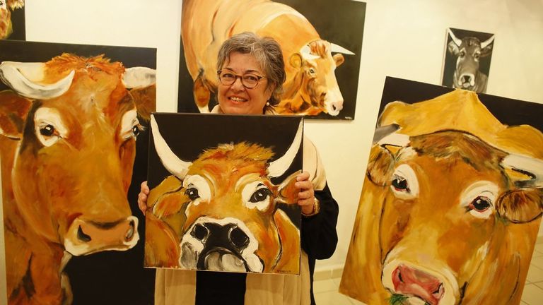 Walsh, con varios retratos de vacas, en una exposicin en Viveiro hace unos aos