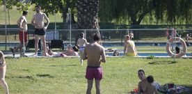 En A Estrada, los vecinos disfrutan estos d�as ya de las instalaciones de las piscinas buscando el frescor del agua huyendo del calor. 