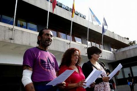 <span lang= es-es >Tres situaciones dif�ciles. </span>Casiano, Ang�lica y Beatriz acudieron d�as atr�s al Concello a presentar una reclamaci�n despu�s de esperar tres meses una respuesta a su solicitud de concesi�n de una ayuda de emergencia. Legalmente deben tener una soluci�n en ese plazo de 90 d�as y por esa falta de respuesta dan por sentado que est�n aprobadas por silencio administrativo. Todos ellos carecen de empleo y sobreviven a salto de mata gracias a distintas subvenciones oficiales (risga, cheque social municipal, ayuda familiar tras el desempleo). 