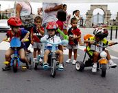 La carrera de triciclos, celebrada ayer por la tarde.