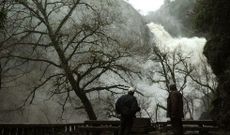 La potencia y caudal de la Fervenza do Toxa en Pazos de Silleda impide aproximarse a los visitantes a la base.