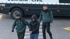 El detenido declar� ayer en los juzgados de Betanzos, tras entregarse a la Guardia Civil