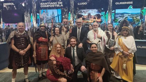 El alcalde de Lugo y Jorge Bustos con representantes de las asociaciones del Arde Lucus este viernes en Fitur