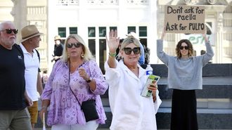 Foto de archivo de turistas visitando el centro de Vigo
