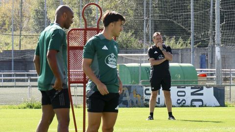 Cristbal, al fondo, observa el ltimo entrenamiento de los suyos en A Gndara