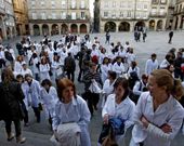 <span lang= es-es >Los trabajadores no se ver�an afectados</span>. En el caso de que la propuesta de resoluci�n del contrato hecha por Fomento de Servicios Sociosanitarios (FSS) salga adelante, esa medida no afectar�a a los trabajadores (en la imagen, en un acto celebrado en la plaza Maior para presentar el servicio) ya que tendr�an que ser asumidos por una eventual nueva adjudicataria.