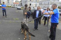 El presidente de Casaga mostrando uno de los perros a Jorge Su�rez y Luis Menor. 