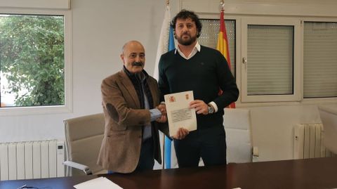 El presidente de la Confederación Hidrográfica del Miño-Sil, José Antonio Quiroga y el alcalde de Taboada, Roi Rigueira, en la firma del convenio
