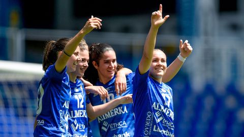 Las futbolistas del Real Oviedo Femenino celebran uno de los goles de Laurina, a la derecha del todo, ante el AEM