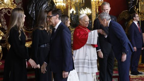 El presidente de Galicia, Alfonso Rueda (d), saluda al papa Le�n XIV en presencia del rey Felipe VI, durante el tradicional besamanos que ha tenido lugar en el Sal�n del Trono del Palacio Real.