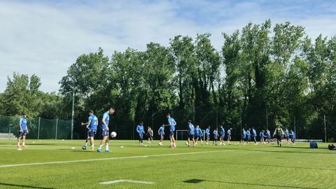 Los jugadores del Real Oviedo, este jueves en El Requexn