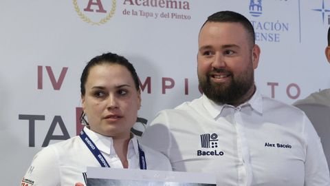 Mar Lago y �lex Mart�nez, recogiendo el premio a la mejor tapa tradicional en el IV Concurso de Tapas y Pinchos de Galicia.