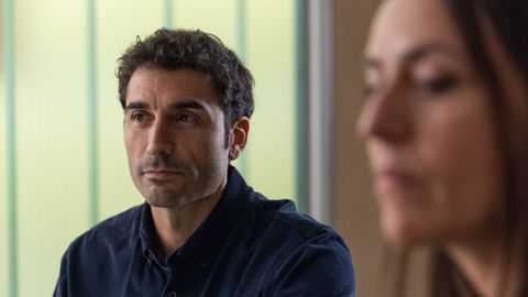 Álex García junto a Itziar Ituño, en la serie