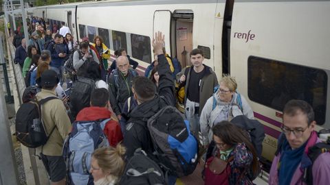 Más de 200 pasajeros se bajaron el pasado día 11 en la estación de Sarria, la mayoría turistas que iban a hacer las últimas etapas del Camino
