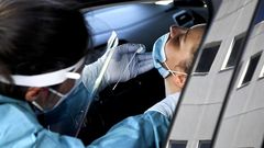 Una enfermera toma una muestra esta semana en el covid-auto del Meixoeiro