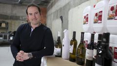Diego Castro Rey, retratado ayer en el almac�n de vinos de su empresa: Dicarre Hosteler�a